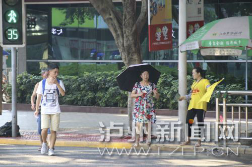 絕大多數(shù)市民都做到了自覺禮讓斑馬線，不橫穿馬路，不翻越欄桿，做到車讓人、人讓車2.JPG