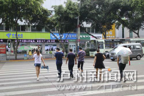 絕大多數(shù)市民都做到了自覺禮讓斑馬線，不橫穿馬路，不翻越欄桿，做到車讓人、人讓車